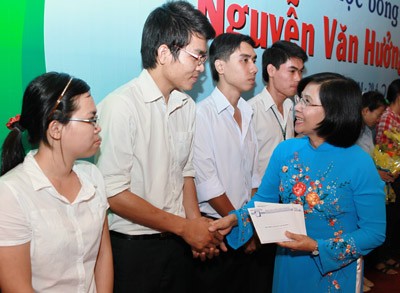 Nguyen Thi Thu Ha, deputy secretary of the HCMC Party Committee, offers the Nguyen Van Huong scholarships to students of Pham Ngoc Thanh University of Medicine (Photo:SGGP) Nguyen Thi Thu Ha, deputy secretary of the HCMC Party Committee, offers the Nguyen Van Huong scholarships to students of Pham Ngoc Thanh University of Medicine (Photo:SGGP)